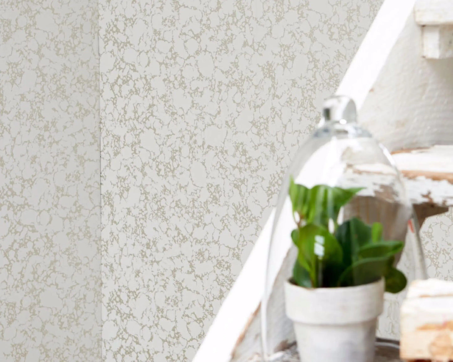 Clarke & Clarke Pietra Ivory / Gold Wallpaper